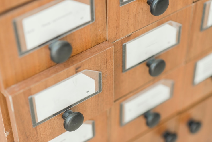 Foto gratuito cassetti per legname del catalogo della biblioteca