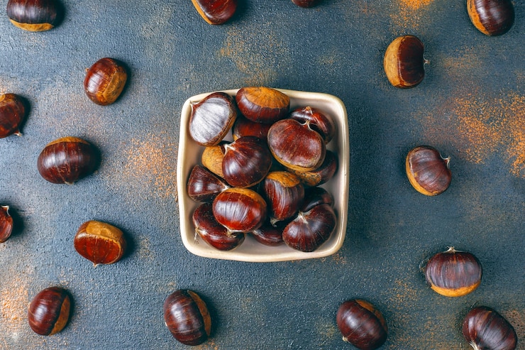 Foto gratuito castagne fresche biologiche.