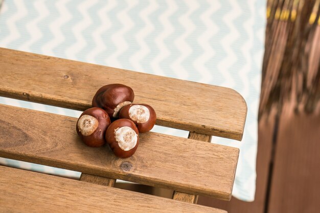 Castagne su una superficie di legno