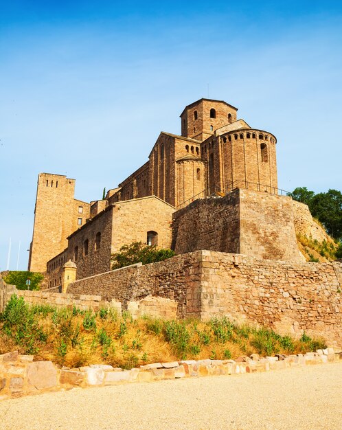 Castello di Cardona in giornata estiva