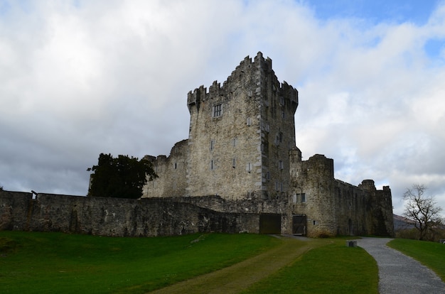 Castello di pietra nel parco nazionale di Killarney noto come Ross Castle