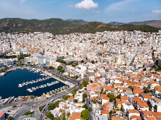 Castello e città di Kavala in riva al mare in Grecia