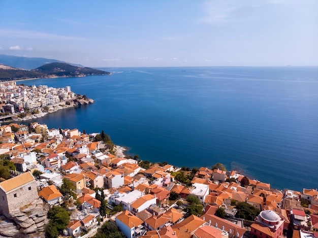 Castello e città di Kavala in riva al mare in Grecia