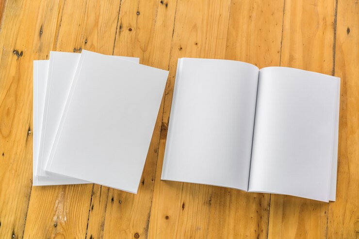 Foto gratuito catalogo in bianco, riviste, libri su sfondo di legno.