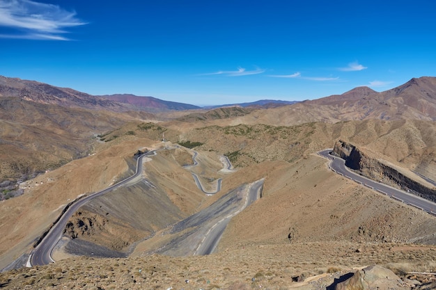 Catena montuosa dell'Atlante dal Marocco Serpentina stradale in montagna