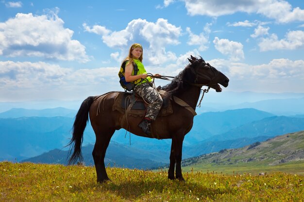 Cavaliere femminile a cavallo