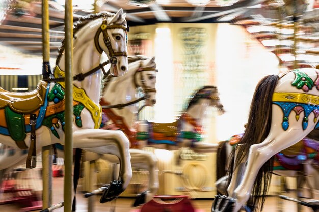 Cavalli giocattolo su un carosello vintage tradizionale fiera