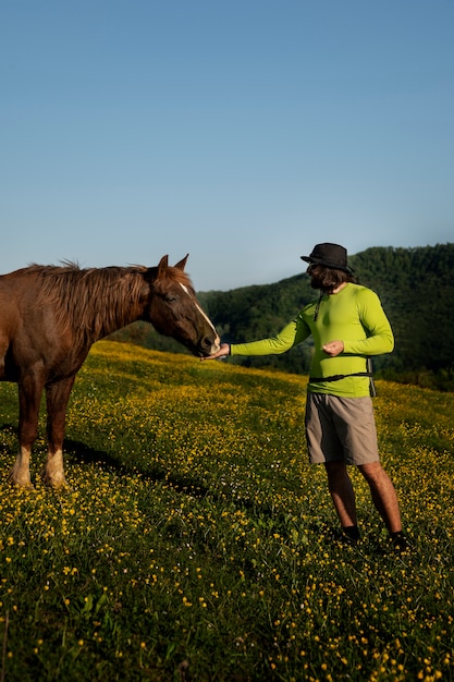 Cavallo d'alimentazione dell'uomo di vista laterale