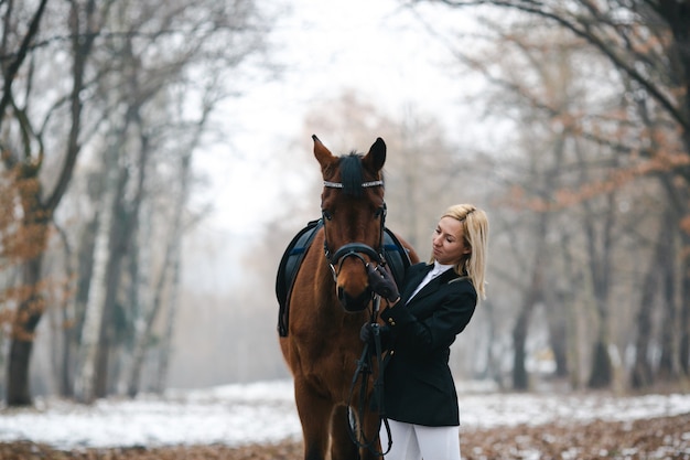 Cavallo e proprietario bellissimo in boschi