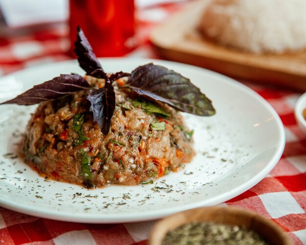 caviale di melanzane servito con basilico