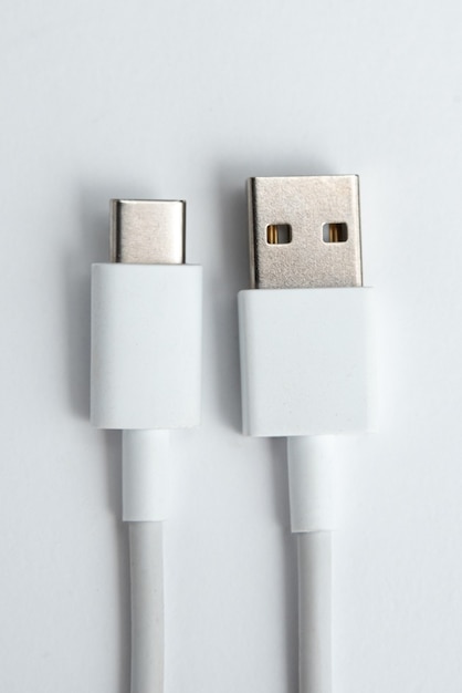 Cavo USB tipo C su sfondo bianco isolato