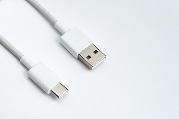 Cavo USB tipo C su sfondo bianco isolato