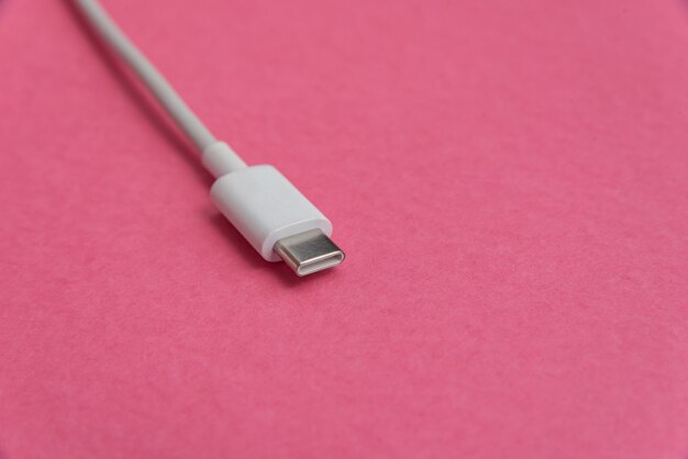 Cavo USB tipo C su sfondo rosa