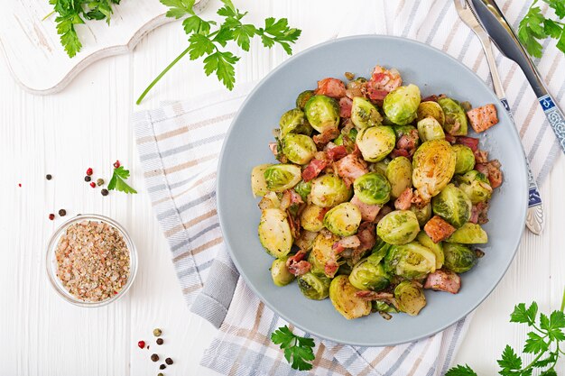 Cavoletti di Bruxelles. Cavoletti di Bruxelles arrostiti con pancetta. Pranzo delizioso