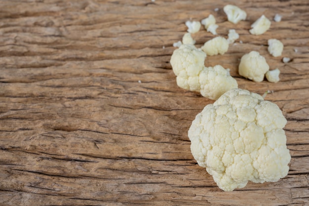 Cavolfiore sul pavimento di legno.