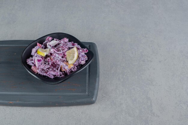 Cavolo cappuccio viola e insalata di cipolla in una tazza di ceramica.