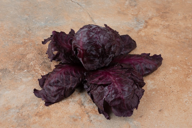 Cavolo cappuccio viola su marmo.