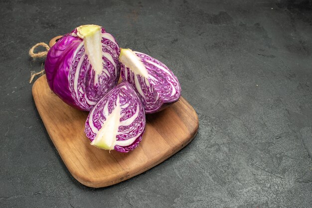 Cavolo rosso fresco di vista frontale affettato sulla salute dell'insalata dell'alimento di dieta matura della tavola scura