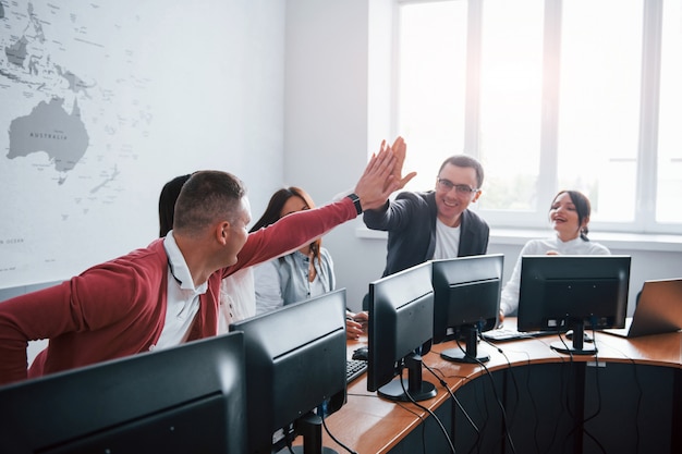 Ce l'abbiamo fatta. Giovani che lavorano nel call center. Nuovi affari in arrivo