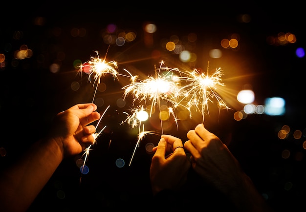 Celebrando con stelle filanti nella notte