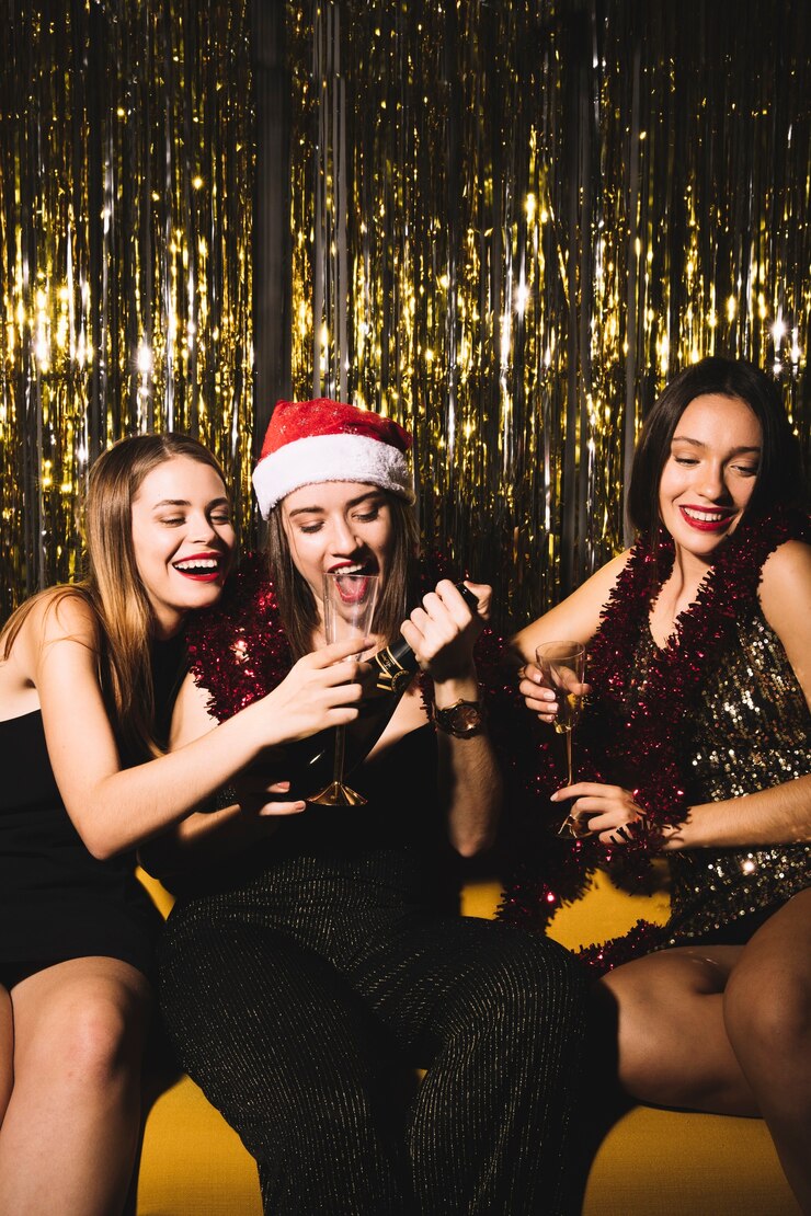 Foto gratuito celebrazione del nuovo anno con le ragazze del partito