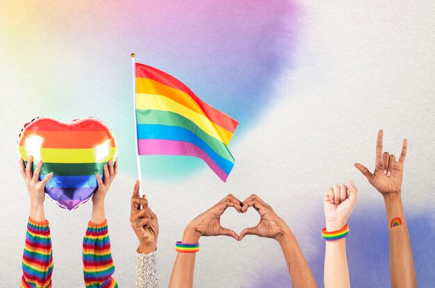 Celebrazione dell'orgoglio LGBTQ+ con media remixati di mani e folla