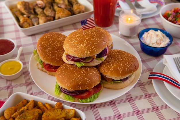 Celebrazione della festa del lavoro degli Stati Uniti con hamburger