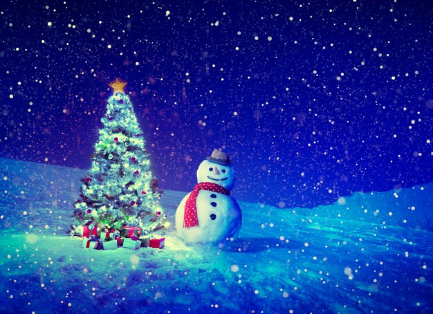 Celebrazione delle vacanze di Natale con la neve con pupazzo di neve e alberi di pino