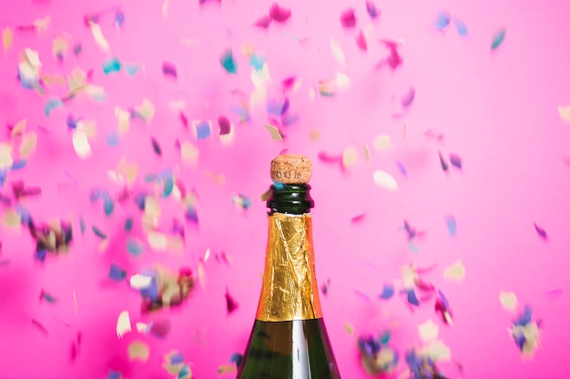 Celebrazione di champagne con confetti