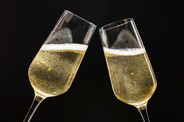 Celebrazione di due bicchieri di champagne festosa