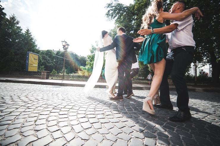 Foto gratuito celebrazione di nozze sulla strada