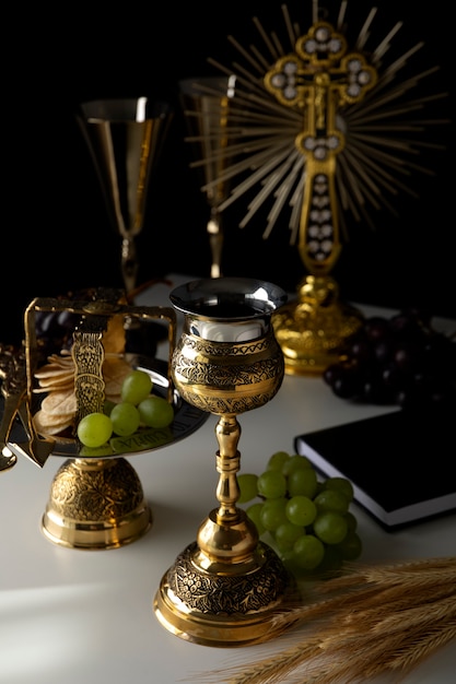 Celebrazione eucaristica con calice e uva