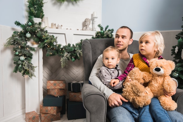 Celebrazioni di Natale con la famiglia in salotto