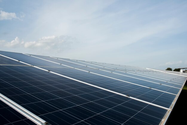 Cella fotovoltaica nella centrale elettrica per l&#39;energia alternativa dal sole