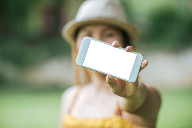 cellulare della tenuta della mano della donna, smartphone con lo schermo bianco