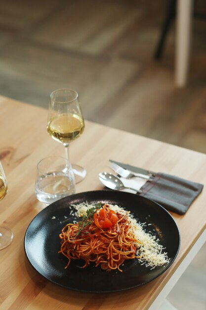 Cena. Cibo pronto sul tavolo