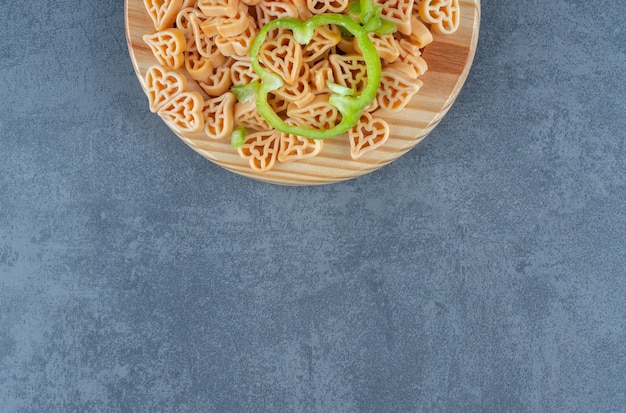 Cena fatta in casa con pasta e verdure a forma di cuore.