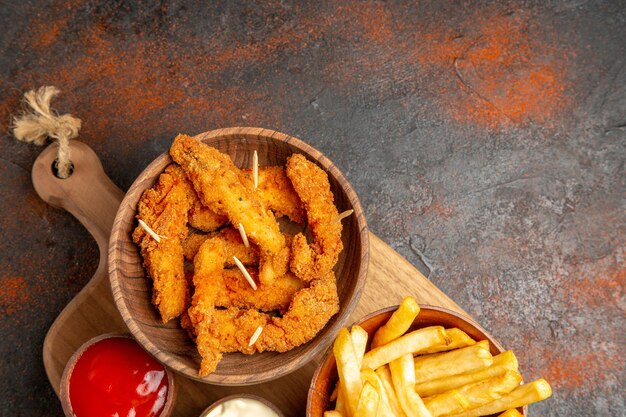 Cena gustosa con pollo fritto croccante e patate con maionese e ketchup