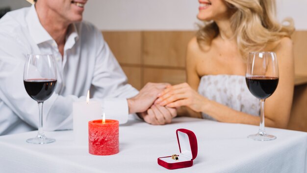 Cena romantica con anello di fidanzamento