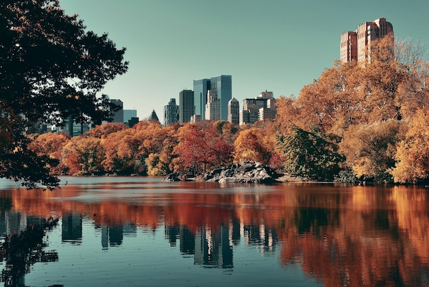 Central Park Autunno e la riflessione degli edifici nel centro di Manhattan New York City