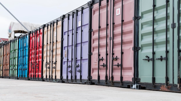 Centro logistico con container colorati