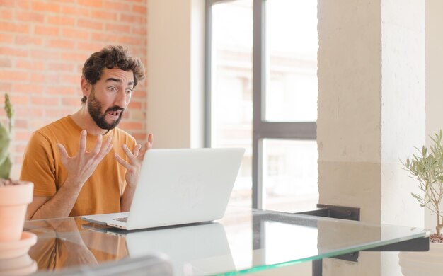 cercando disperato e frustrato, stressato, infelice e infastidito, gridando e urlando