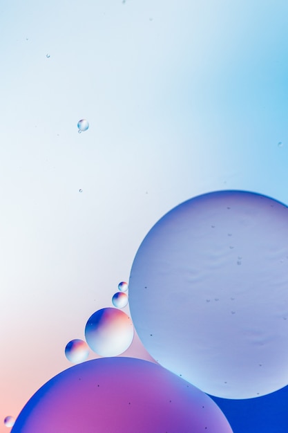 Cerchi blu e viola su una superficie azzurra