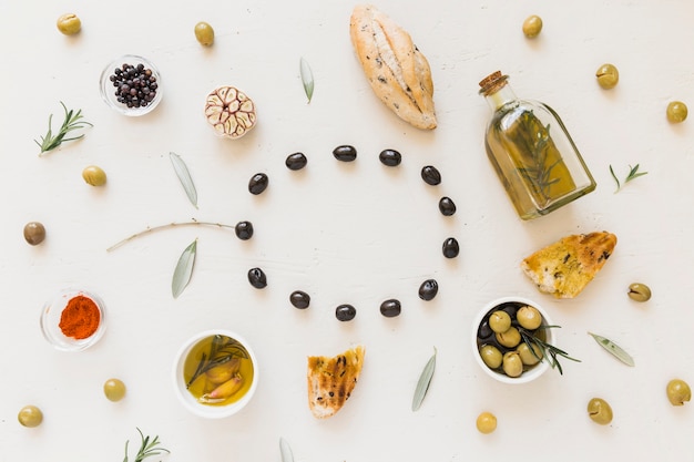 Cerchia di olive con spezie e olio di pane