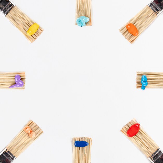 Cerchio di pennelli con vernici colorate