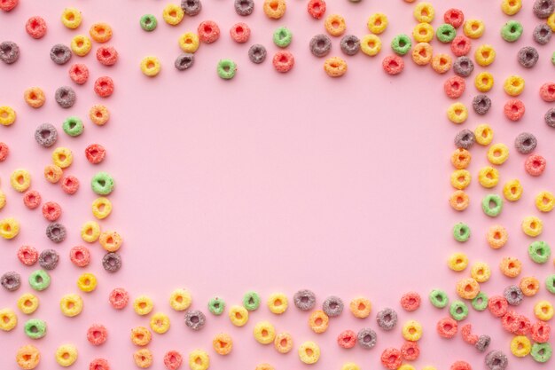 Cereali colorati assortiti con spazio di copia