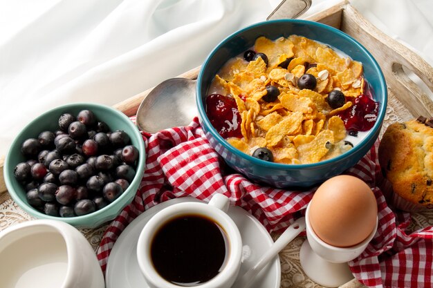 Cereali con frutti di bosco sul vassoio