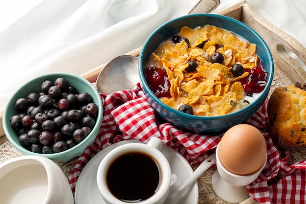 Cereali con frutti di bosco sul vassoio