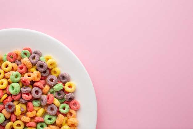 Cereali croccanti colorati con spazio di copia