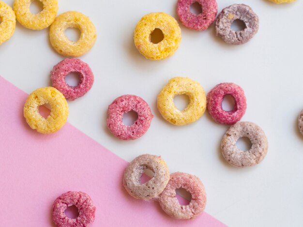 Cereali di anelli di frutta rotonda carino primo piano